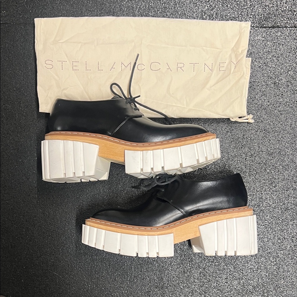 Stella McCartney Black Lace-Up Derby Shoes with Tan-Trim Sole - Picture 3 of 7